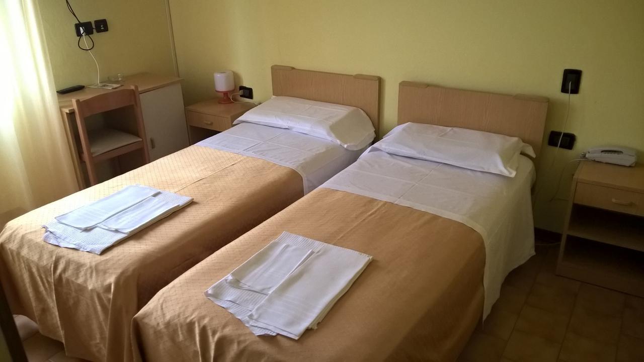 Hotel Parigi Castel San Pietro Terme Rum bild