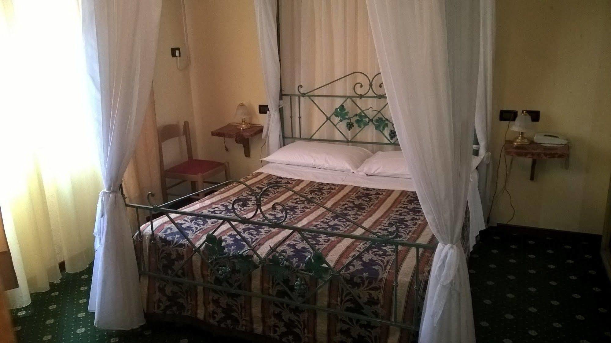 Hotel Parigi Castel San Pietro Terme Exteriör bild